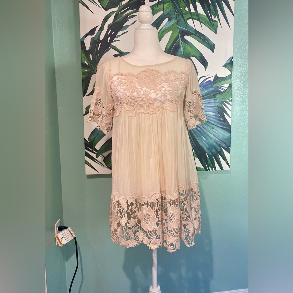 Holding Horses x Anthropologie Delicate Floral Embroidered Babydoll Mini Dress